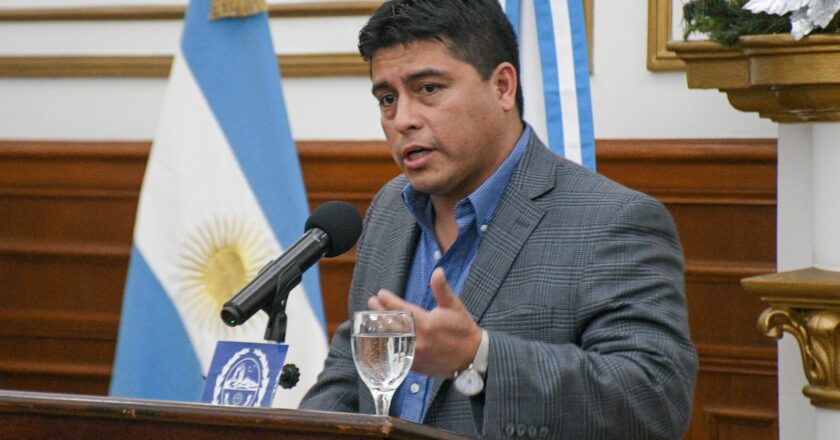 Claudio Vidal quiso congelarle los salarios a los empleados públicos pero los diputados le mandaron de vuelta el proyecto