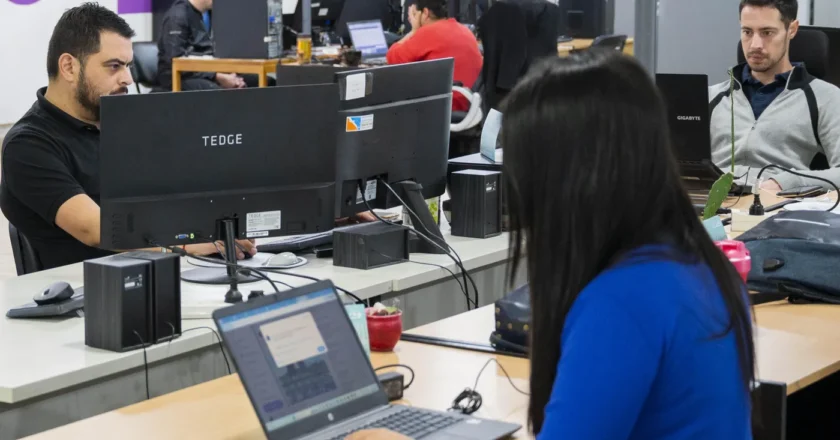 El Gobierno oficializó aumento salarial para empleados públicos con una suma fija de $40.000 a pagarse en mayo