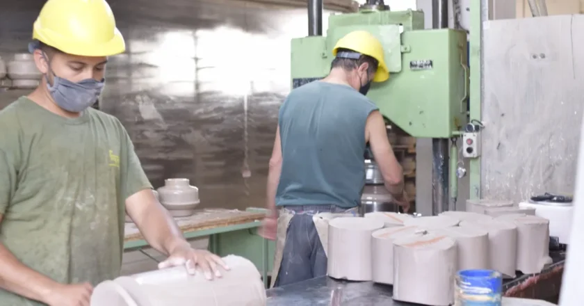 Cierra la única fábrica de aisladores eléctricos del país y el Gobierno suspende aranceles a las importaciones para garantizar el abastecimiento