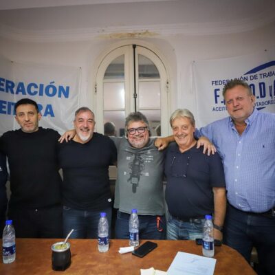 Rodeado de la cúpula del Frente Sindical, Yofra asumió un nuevo mandato al frente de Aceiteros y convocó a defender a los trabajadores «de un gobierno que nos declaró la guerra»
