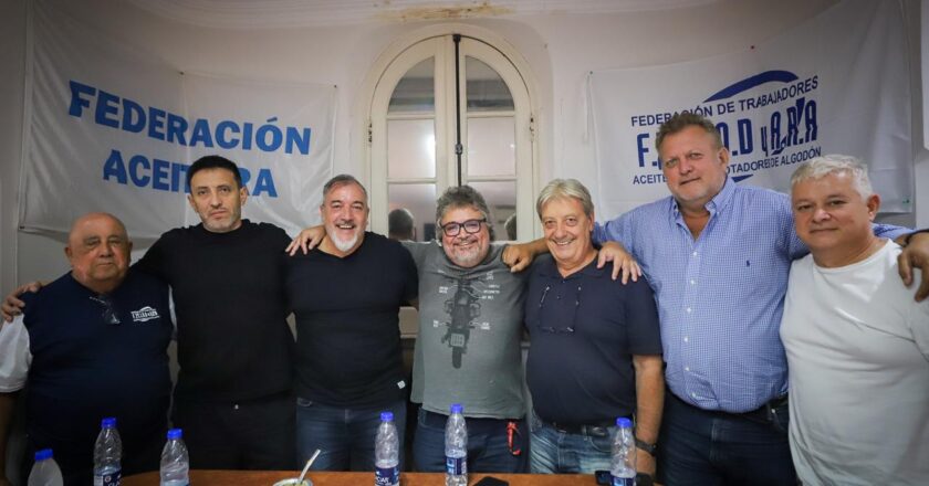 Rodeado de la cúpula del Frente Sindical, Yofra asumió un nuevo mandato al frente de Aceiteros y convocó a defender a los trabajadores «de un gobierno que nos declaró la guerra»