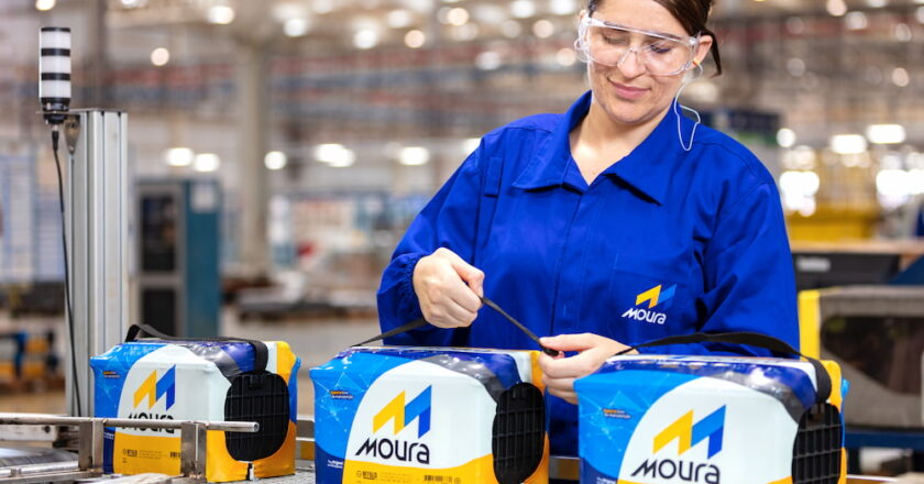 Moura cierra dos líneas de producción, pasa a importar baterías para camiones y empieza a recortar empleos en su planta de Pilar