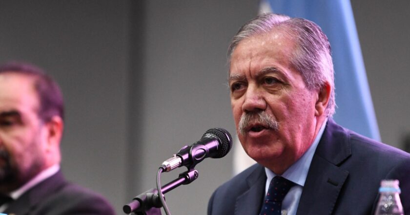 Un gobernador opositor tomó distancia de la gestión libertaria y anunció un bono de $600.000 para empleados estatales por el Día del Trabajador