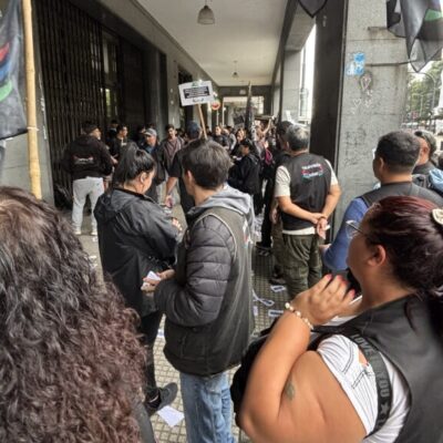 El Sindicato de Televisión movilizó a las puertas de AZZ Stream para reclamar la regulación de sus trabajadores:»Estamos acá. Salga Flavio Azzaro»