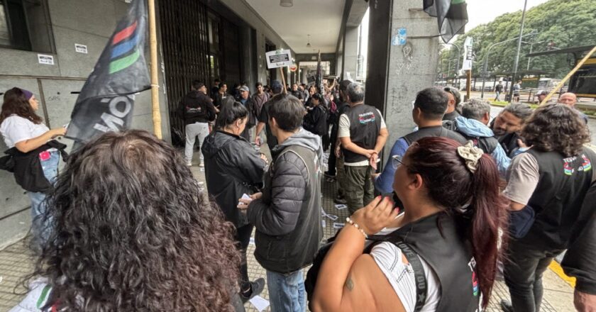 El Sindicato de Televisión movilizó a las puertas de AZZ Stream para reclamar la regulación de sus trabajadores:»Estamos acá. Salga Flavio Azzaro»