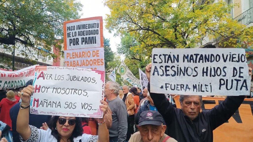 Jubilados y trabajadores protestaron en el PAMI y el Congreso por la falta de medicamentos, el deterioro de la obra social, despidos y cierres de clínicas