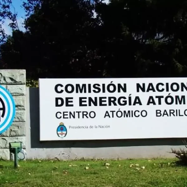 Con un fondo solidario y una marcha, los trabajadores del Centro Atómico Bariloche resisten los despidos en la CNEA