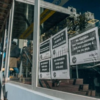 Tras las protestas por la falta de actualización salarial, el Gobierno implementa la Reforma Laboral y lanza cientos de despidos persecutorios en el Correo Argentino