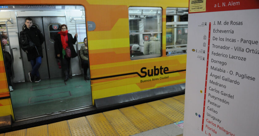 Liberan molinetes de la Línea B por el despido de una trabajadora del Subte