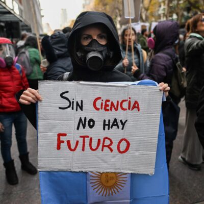 Con el dato de inflación de marzo registran que el derrumbe salarial en Ciencia y Tecnología ya llega al 40% desde que asumió Milei