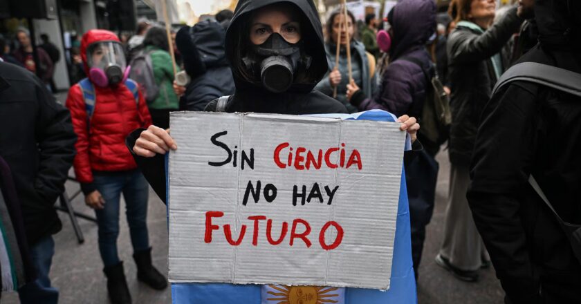 Con el dato de inflación de marzo registran que el derrumbe salarial en Ciencia y Tecnología ya llega al 40% desde que asumió Milei