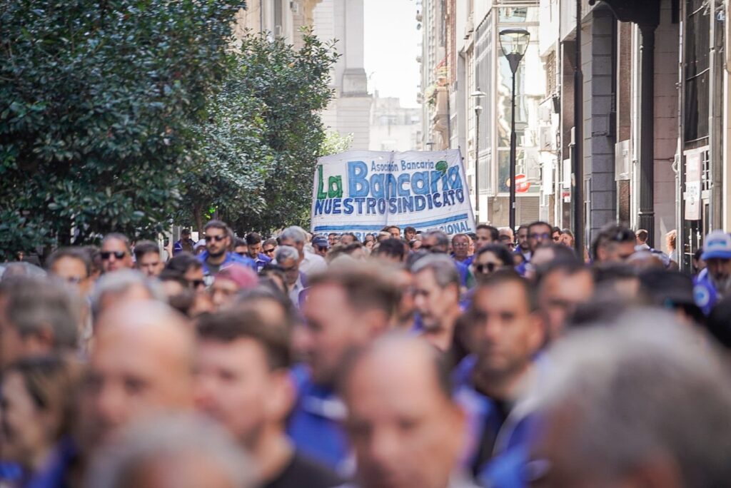 Los bancarios actualizaron los salarios por inflación, el inicial de la actividad ya llega a casi los $2.3 millones y el bono supera los $2 millones