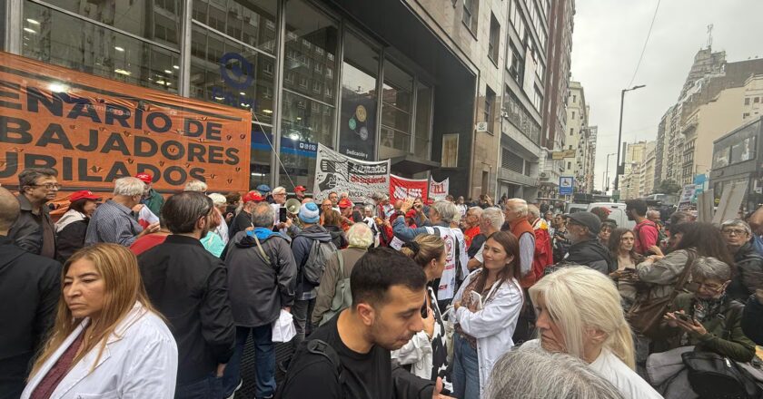 Jubilados y trabajadores protestaron en el PAMI y el Congreso por la falta de medicamentos, el deterioro de la obra social, despidos y cierres de clínicas
