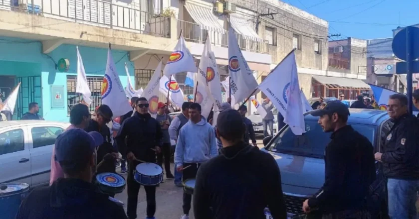 Acampe en la puerta del laboratorio Pyam en Gualeguaychú: despidieron a ocho trabajadores y les ofrecen pagar la mitad de la indemnización en 12 cuotas