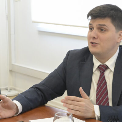 El titular de Asuntos Nucleares de Milei dijo que la CNEA es un «aguantadero de la política» y la Asociación de Profesionales del sector lo cruzó por su «profunda ignorancia» 