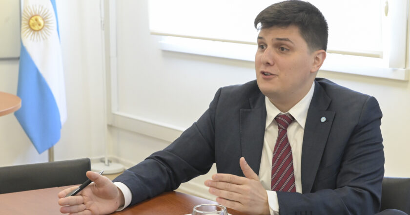 El titular de Asuntos Nucleares de Milei dijo que la CNEA es un «aguantadero de la política» y la Asociación de Profesionales del sector lo cruzó por su «profunda ignorancia» 