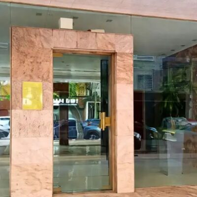 Barrios de Pie pondrá una olla popular frente a una de las casas que compró Manuel Adorni