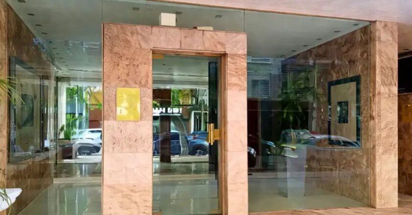 Barrios de Pie pondrá una olla popular frente a una de las casas que compró Manuel Adorni