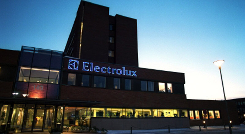 Electrolux confirmó que deja de producir heladeras y recortará otros 80 empleos: «Los trabajadores están asustados por la reforma laboral»
