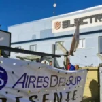 «Nos dicen ‘reconviértanse’, ¿con qué, con Uber? Está lleno. Queremos trabajo de verdad»: La bronca de un trabajador de Ayres del Sur al diputado libertario Adrián Ravier