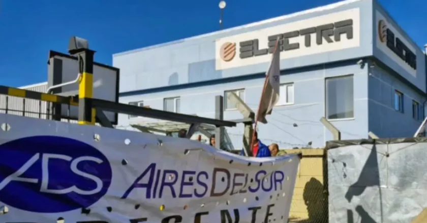 «Nos dicen ‘reconviértanse’, ¿con qué, con Uber? Está lleno. Queremos trabajo de verdad»: La bronca de un trabajador de Ayres del Sur al diputado libertario Adrián Ravier