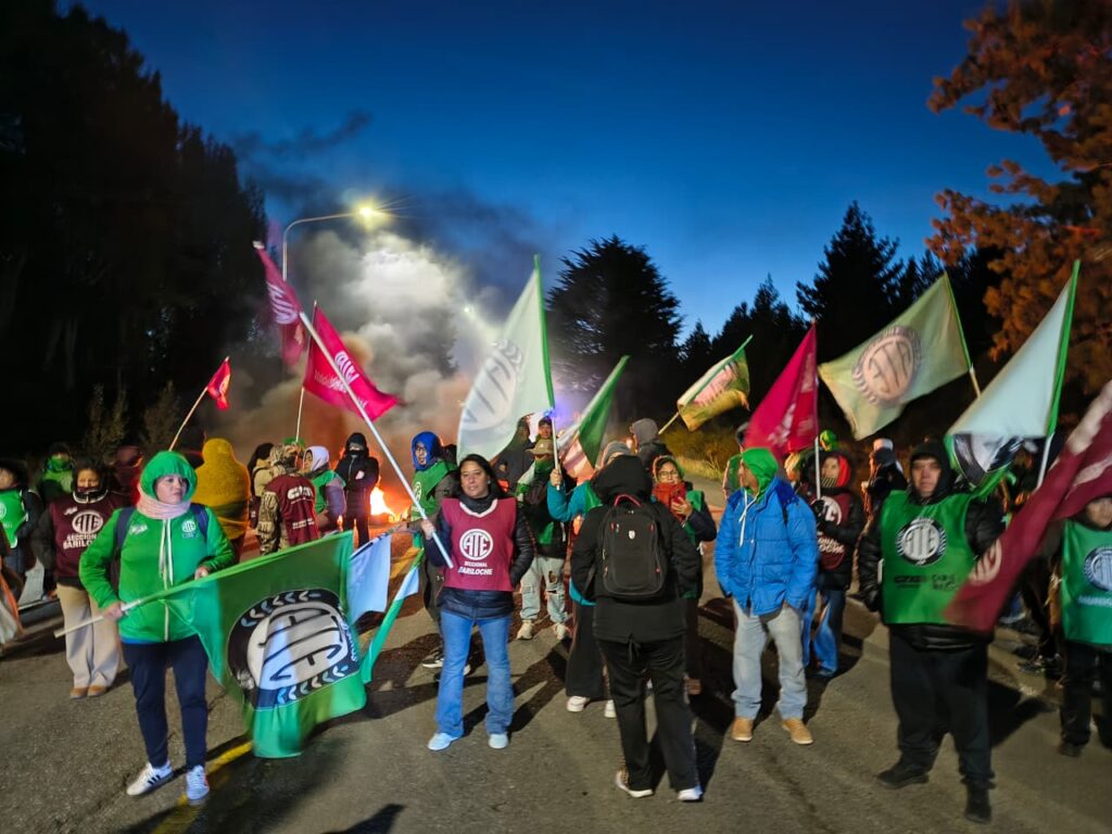 ATE ya bloquea los aeropuertos de Bariloche y El Calafate y a las 11 concentra en Aeroparque: "Si no hay plata para los trabajadores, no habrá paz"