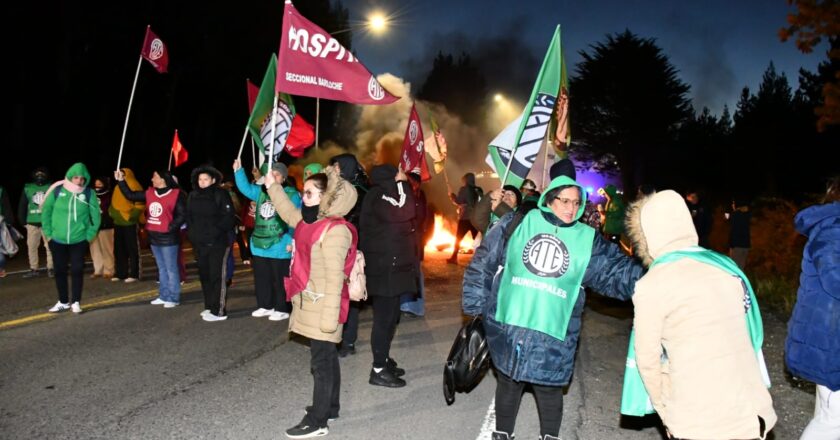 ATE ya bloquea los aeropuertos de Bariloche y El Calafate y a las 11 concentra en Aeroparque: «Si no hay plata para los trabajadores, no habrá paz»