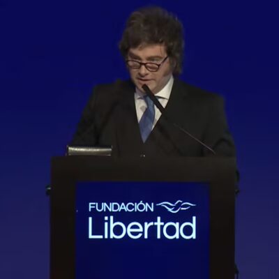 Aguiar arremete contra Milei: «Da asco escucharlo, es un caradura que vive arrodillado ante los empresarios»