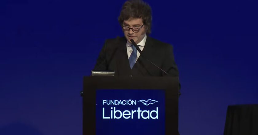 Aguiar arremete contra Milei: «Da asco escucharlo, es un caradura que vive arrodillado ante los empresarios»