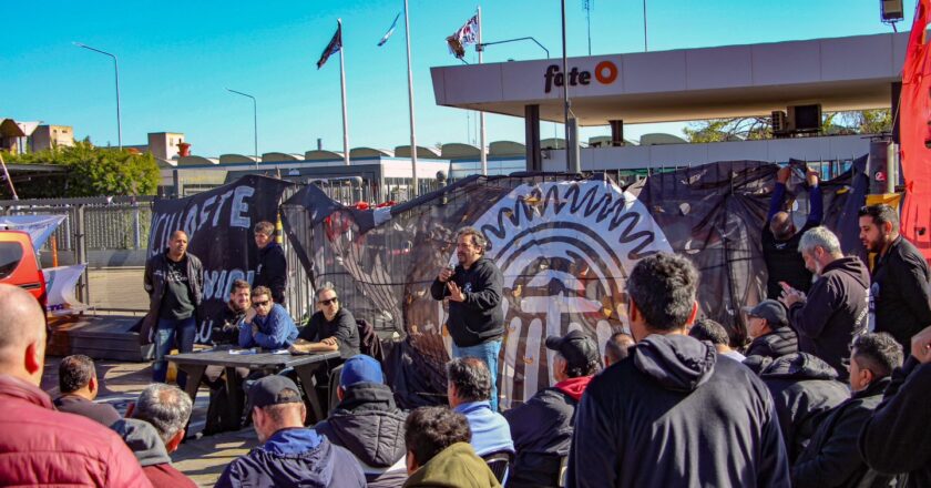 Trabajadores de FATE denunciaron un «apagón» patronal en la planta con escribano y policía y reclaman la reapertura