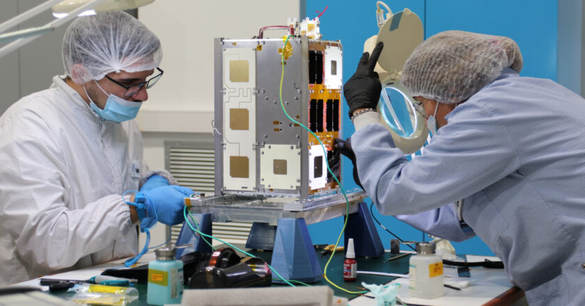 Mientras se lanza el satélite Atenea, trabajadores de la CONAE advierten sobre recortes, fuga de talentos y riesgo para el Plan Espacial Argentino