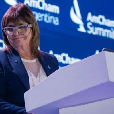 «Armen sindicatos de empresa, contraten con el 70% de descuento», la arenga desesperada de Patricia Bullrich a los empresarios de AmCham