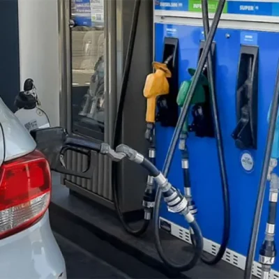 La capacidad de compra de los salarios se redujo un 17% entre febrero y marzo medido en litros de nafta