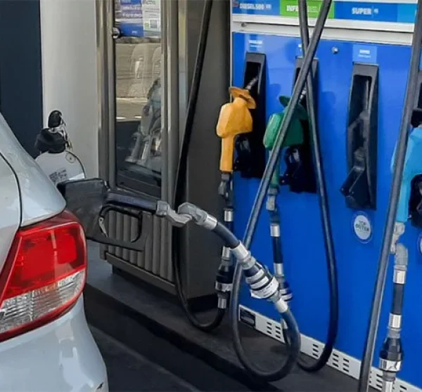 La capacidad de compra de los salarios se redujo un 17% entre febrero y marzo medido en litros de nafta