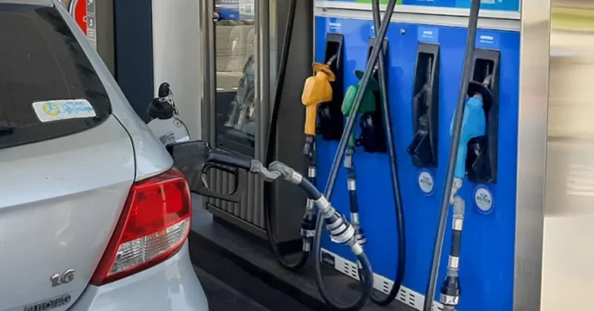 La capacidad de compra de los salarios se redujo un 17% entre febrero y marzo medido en litros de nafta