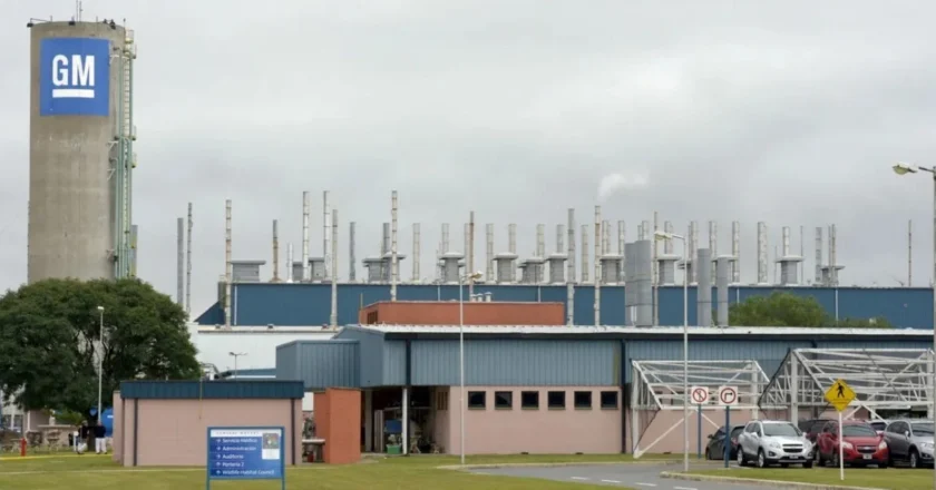 Aunque recortó casi el 40% de los empleos y tiene paradas de una semana por mes, el CEO de General Motors dijo que la planta de Alvear «es una pieza clave» de su presencia en Sudamérica
