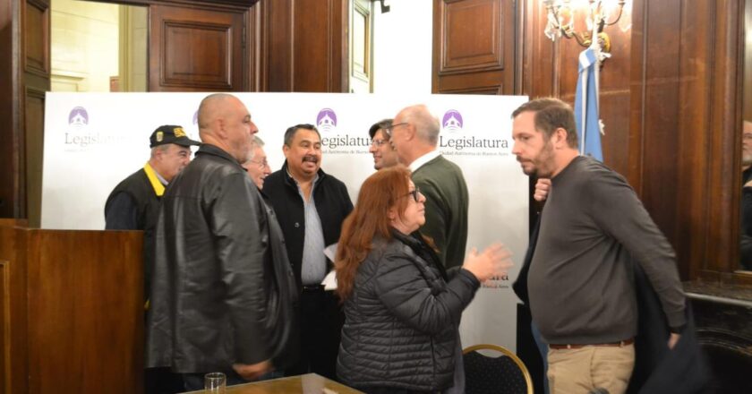 Los taxistas fueron a la Legislatura para militar un proyecto de ley que les iguale las condiciones con las plataformas: «En estos años hemos recibido un terrible daño»