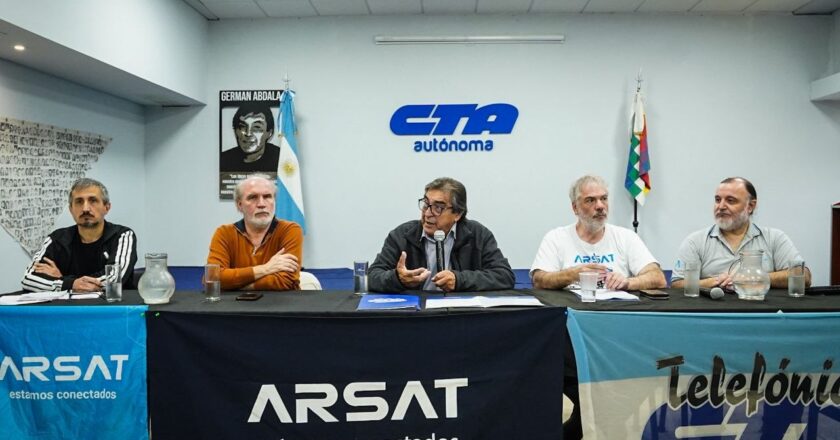 Durante un encuentro en la CTA, especialistas denunciaron el «abandono» del gobierno nacional a los proyectos tecnológicos estratégicos CAREM y ARSAT