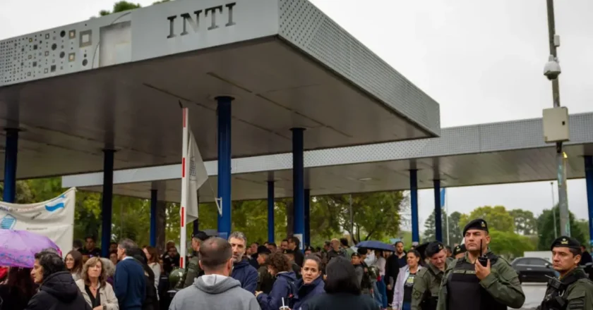 Los trabajadores del INTI presentaron tres amparos judiciales para frenar los 700 despidos anunciados por el gobierno nacional