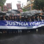 Bajo la lluvia y con paraguas negros, bancarios de Tucumán marcharon a Tribunales para exigir justicia por una compañera que denunció a cuatro futbolistas por violación