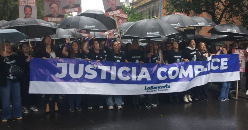 Bajo la lluvia y con paraguas negros, bancarios de Tucumán marcharon a Tribunales para exigir justicia por una compañera que denunció a cuatro futbolistas por violación