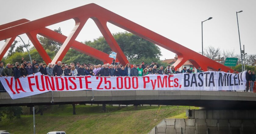 El FreSU y ATE marcharon sobre la General Paz ante el cierre de la PyME número 25.000 durante la gestión Milei