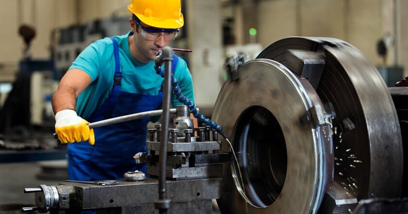 Alertan que la industria pierde nueve empleos por hora en la era Milei y que se agrava la informalidad