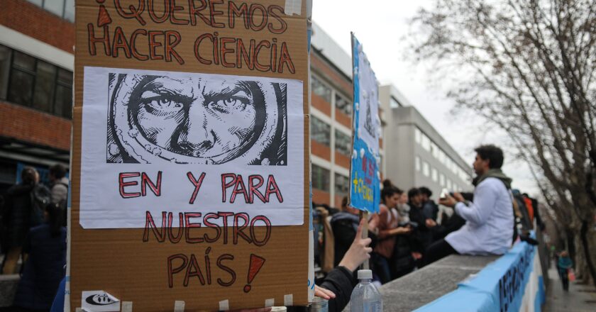 Desde que asumió Milei, en el sistema científico argentino se destruyeron 8 puestos de trabajo por día