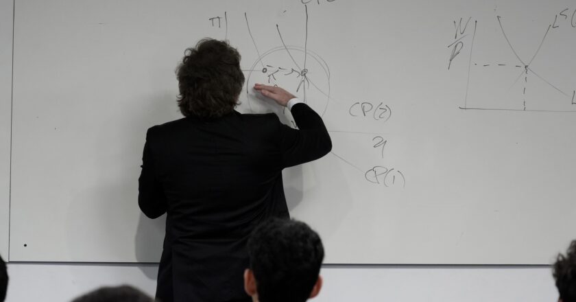 Tras la visita de Javier Milei, los docentes de la Universidad de San Andrés le reclamaron que cumpla con la Ley de Financiamiento Universitario