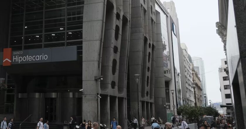 Los bancarios escalaron las protestas y convocaron a un paro nacional en el Banco Central y en el Hipotecario