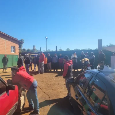 El aserradero Linor SRL anunció su cierre y los trabajadores bloquearon el retiro de la maquinaria para evitar un vaciamiento