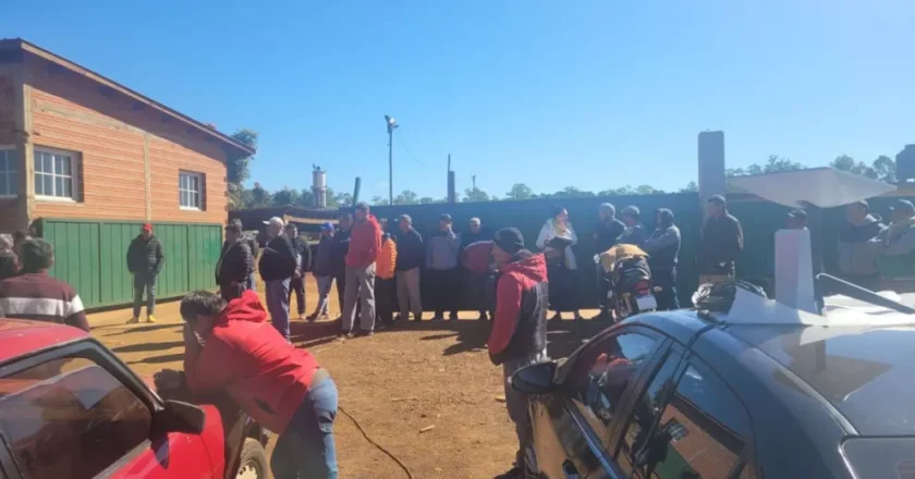 El aserradero Linor SRL anunció su cierre y los trabajadores bloquearon el retiro de la maquinaria para evitar un vaciamiento