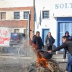 Más de 300 días sin cobrar: los trabajadores de Soltex quemaron cubiertas en Trelew y advierten «si no nos quieren pagar, que nos den la fábrica»