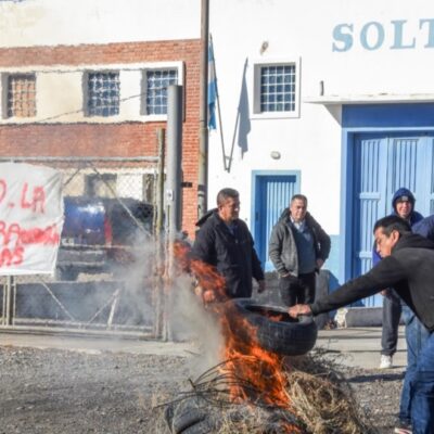 Más de 300 días sin cobrar: los trabajadores de Soltex quemaron cubiertas en Trelew y advierten «si no nos quieren pagar, que nos den la fábrica»